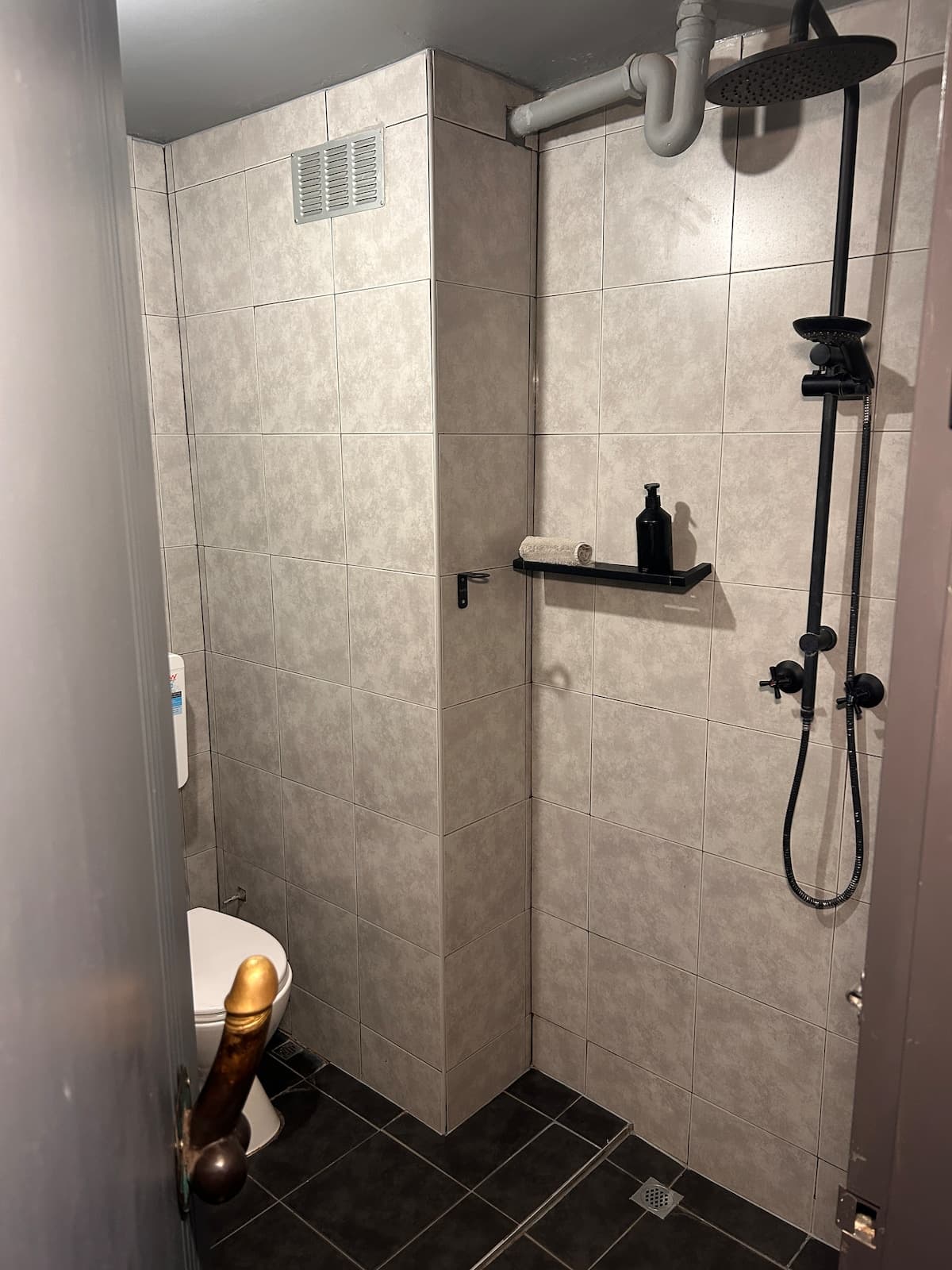 Rain shower, blacked-out fittings.