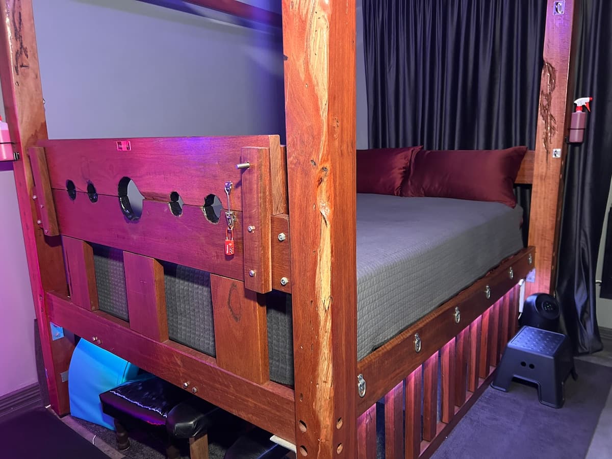 The four-poster, under mood lighting.